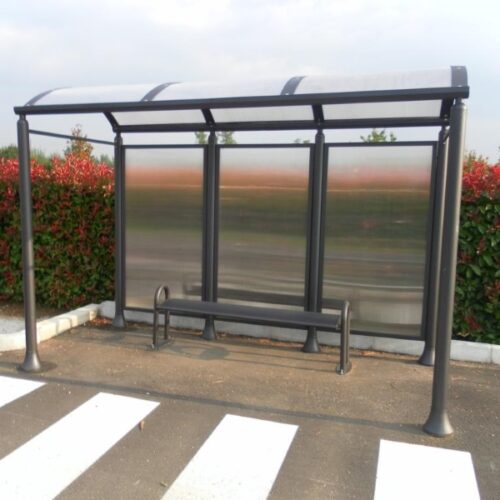 Rookoverkapping - bushokje Serena 11 De Serena rookoverkapping biedt een elegante, beschermde ruimte voor rokers. Het licht gebogen stalen frame en polycarbonaat dak bieden niet alleen bescherming, maar ook een moderne uitstraling.